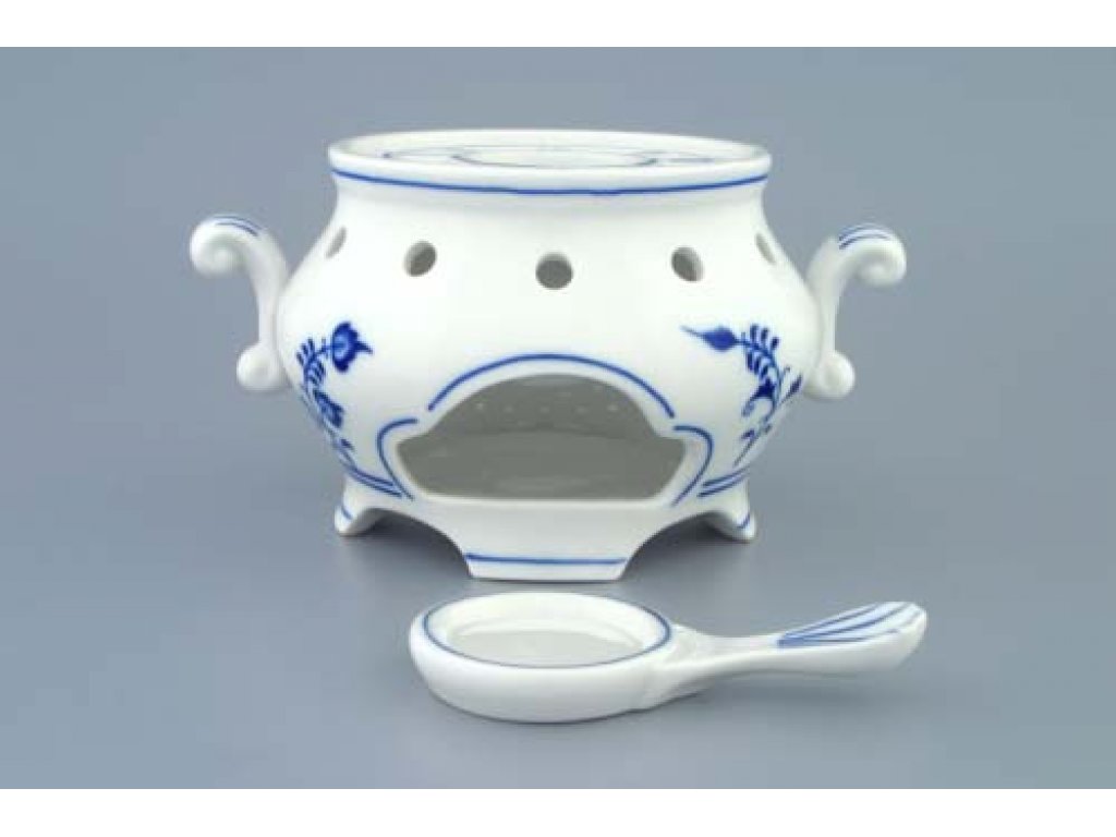Zwiebelmuster Tea Warmer, Original Bohemia Porcelain from Dubi
