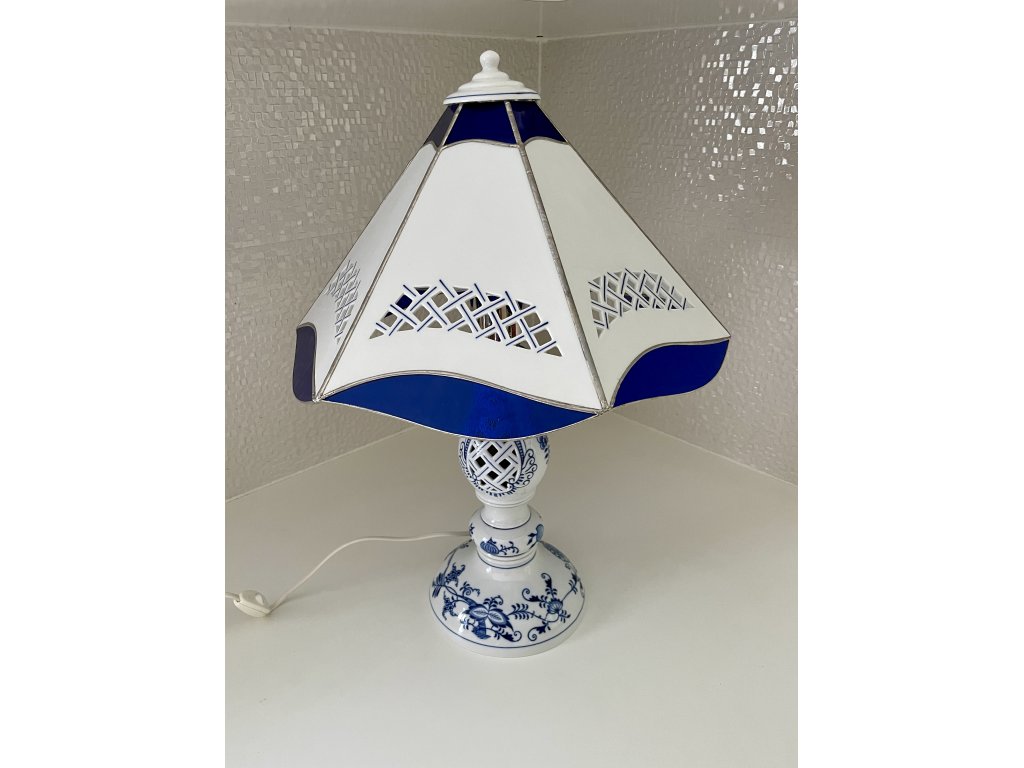 Zwiebelmuster Lampe durchbrochen mit Buntglasfensterchirm  Original Bohemia Porzellan aus Dubi