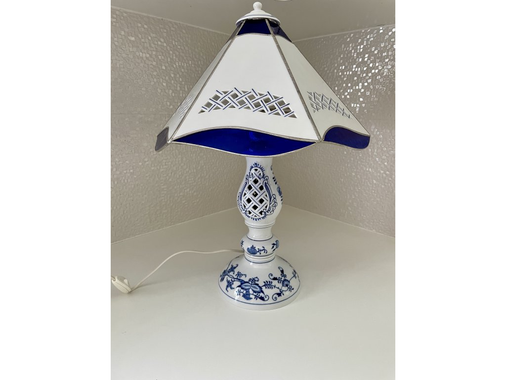 Zwiebelmuster Lampe durchbrochen mit Buntglasfensterchirm  Original Bohemia Porzellan aus Dubi