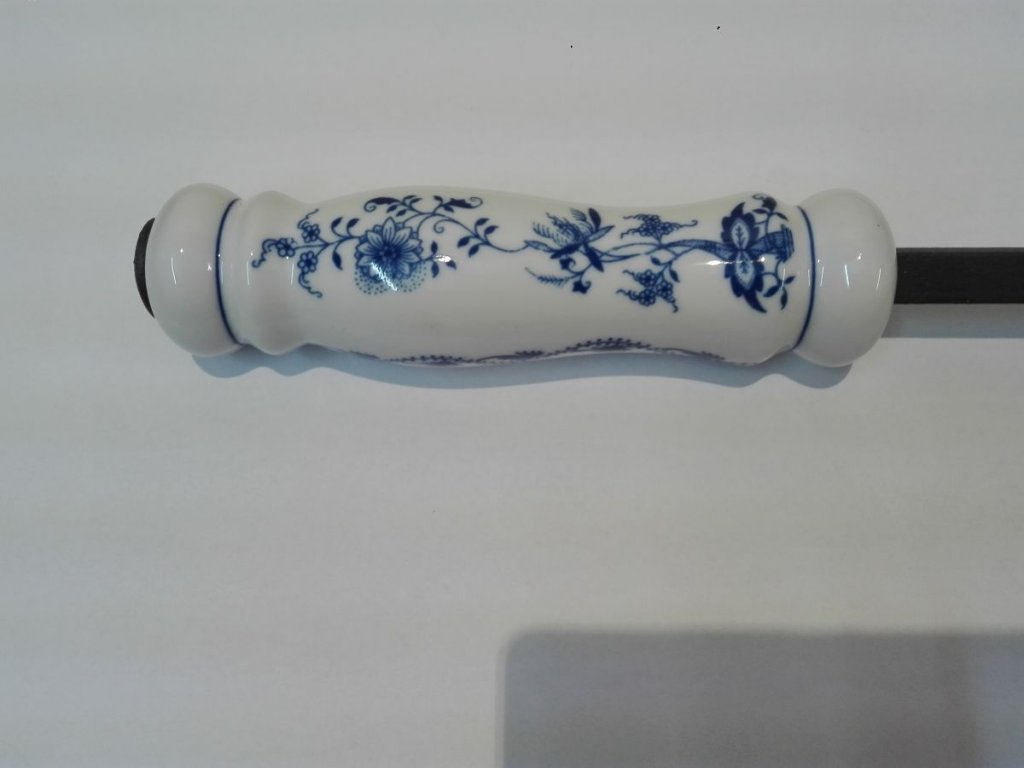 Porcelánová rukojeť ke krbovému nářadí, originální cibulákový porcelán Dubí, cibulový vzor