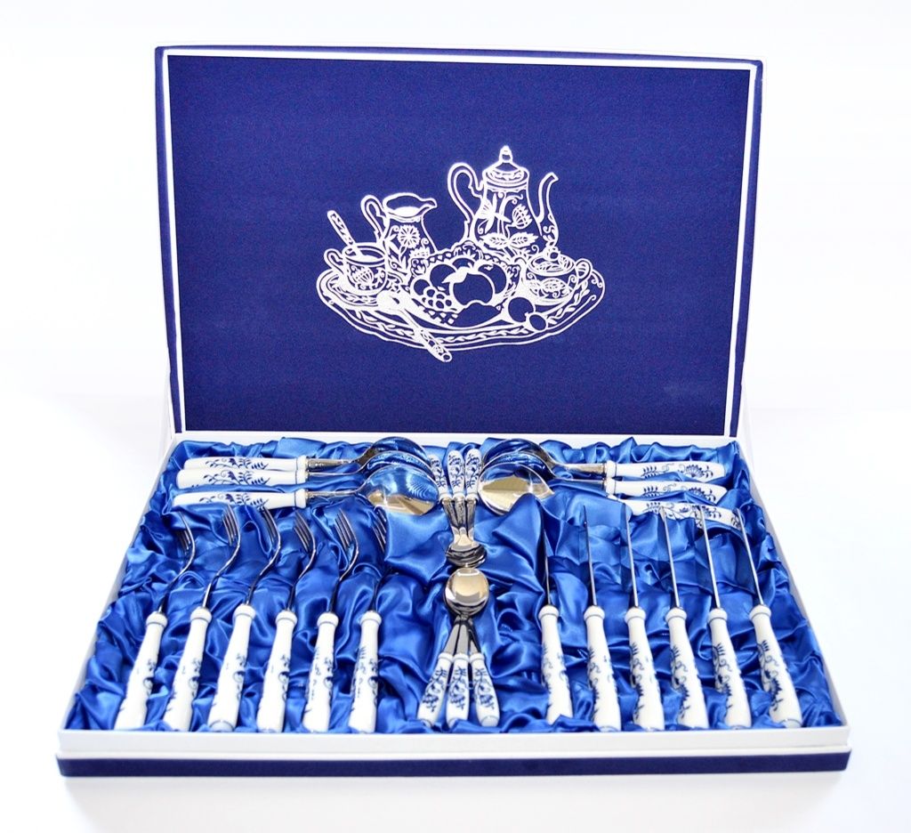 Ular ogizga kirib, uni chiqarmasdan yutishadi. Men onamni sikdim