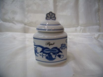 Onion pot with lid and inscription 0,20 l original onion porcelain Dubí, onion pattern