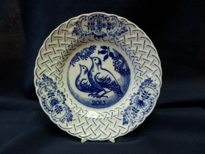 Cibulák tanier závesný reliéfny  výročný 2013 18 cm cibulový porcelán originálny cibulák Dubí