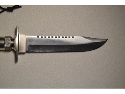 Vojenský nôž pre prežitie s vodotesným priestorom a dvojbritvovou pílkou.