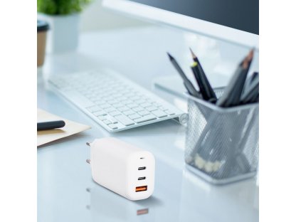 65W síťová nabíječka GaN s konektory 2x USB typu C a 1x USB A - 3A s funkcí nabíjení PD a QC 4.0