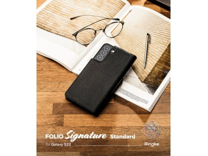 Kožené knížkové pouzdro Folio Signature s popruhem přes rameno pro Samsung Galaxy S22 černé (FSS119R263)