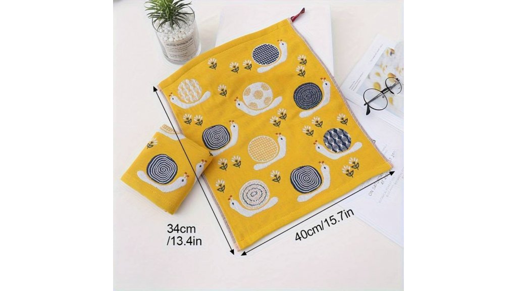 Cotton towel with snail motif