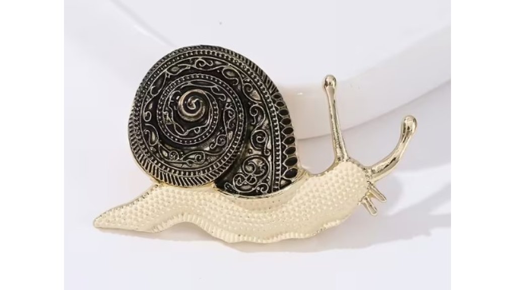 Broche escargot en or blanc 18k diamants et rubis