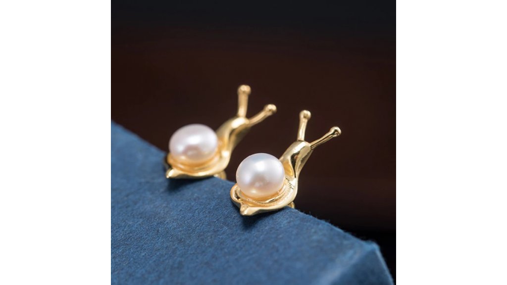 Silver snail earrings with pearl 