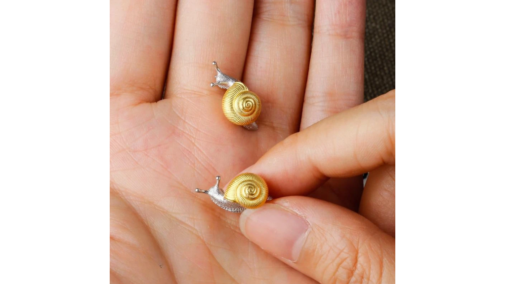 Silver-gold earrings realistic snail 