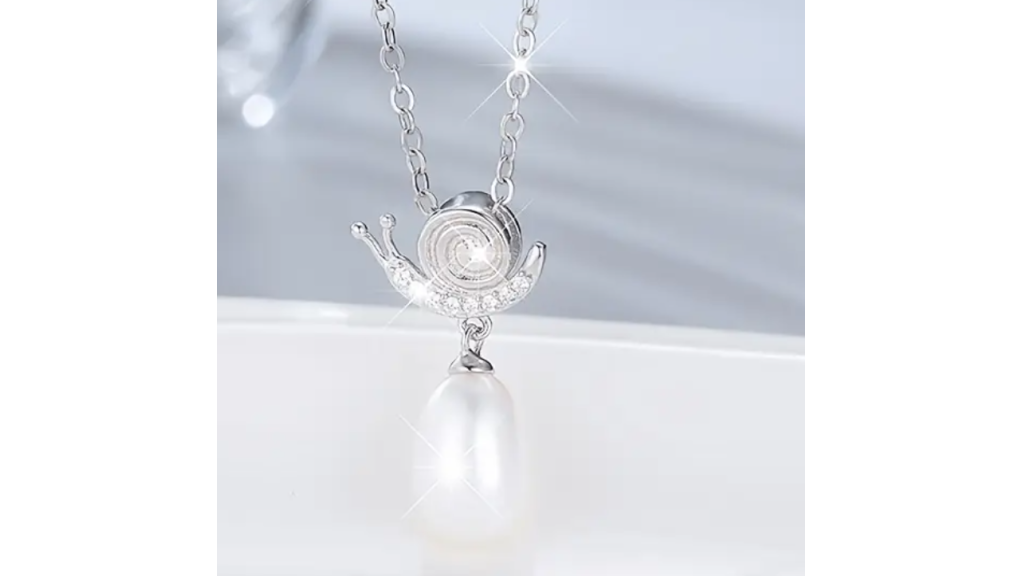 Collier en argent avec un escargot et une perle suspendue