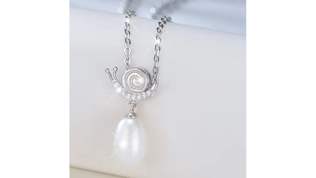 Collier en argent avec un escargot et une perle suspendue