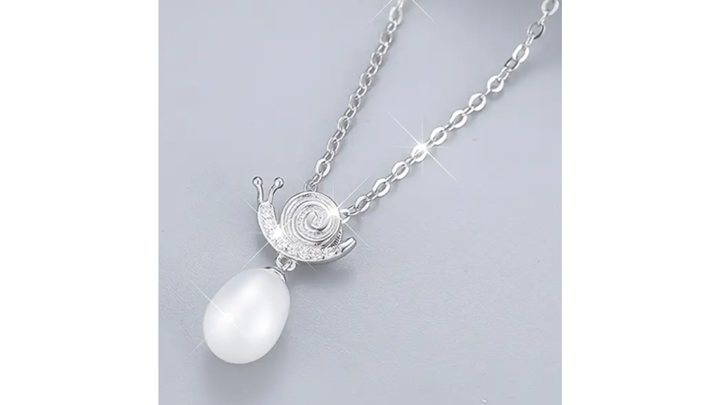 Collier en argent avec un escargot et une perle suspendue