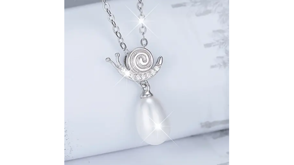 Collier en argent avec un escargot et une perle suspendue