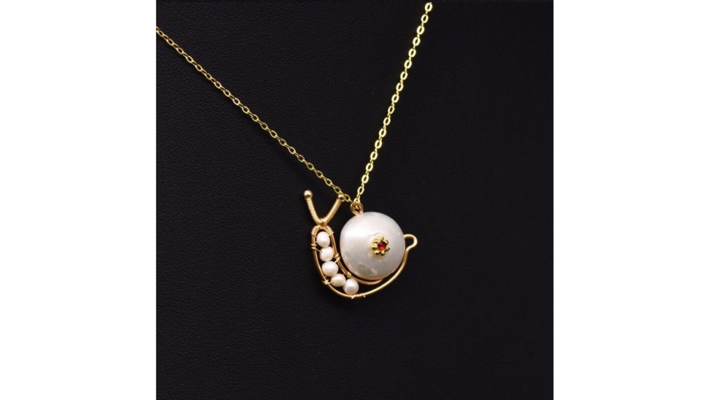 Stříbrný náhrdelník šnek s perlami, handmade