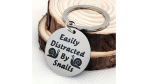 Kovová klíčenka "Easily Distracted By Snails"