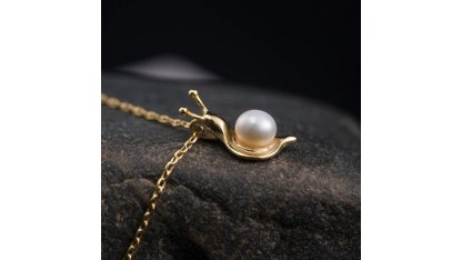 Silver snail necklace with pearl 