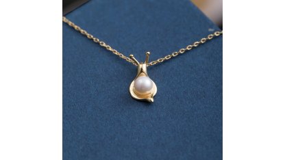 Stříbrný náhrdelník s perlou šnek 