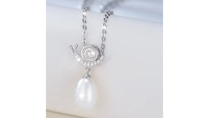 Collier en argent avec un escargot et une perle suspendue