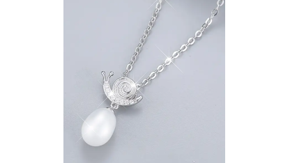 Collier en argent avec un escargot et une perle suspendue