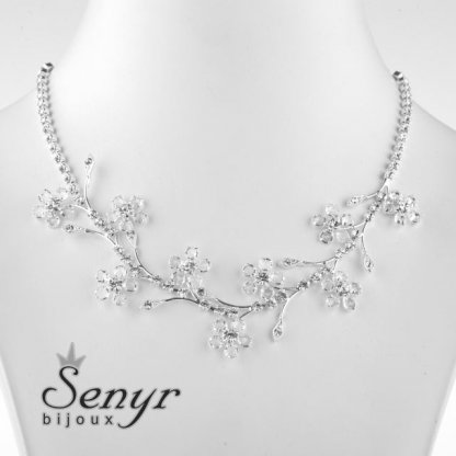 Romantic necklace with flowers