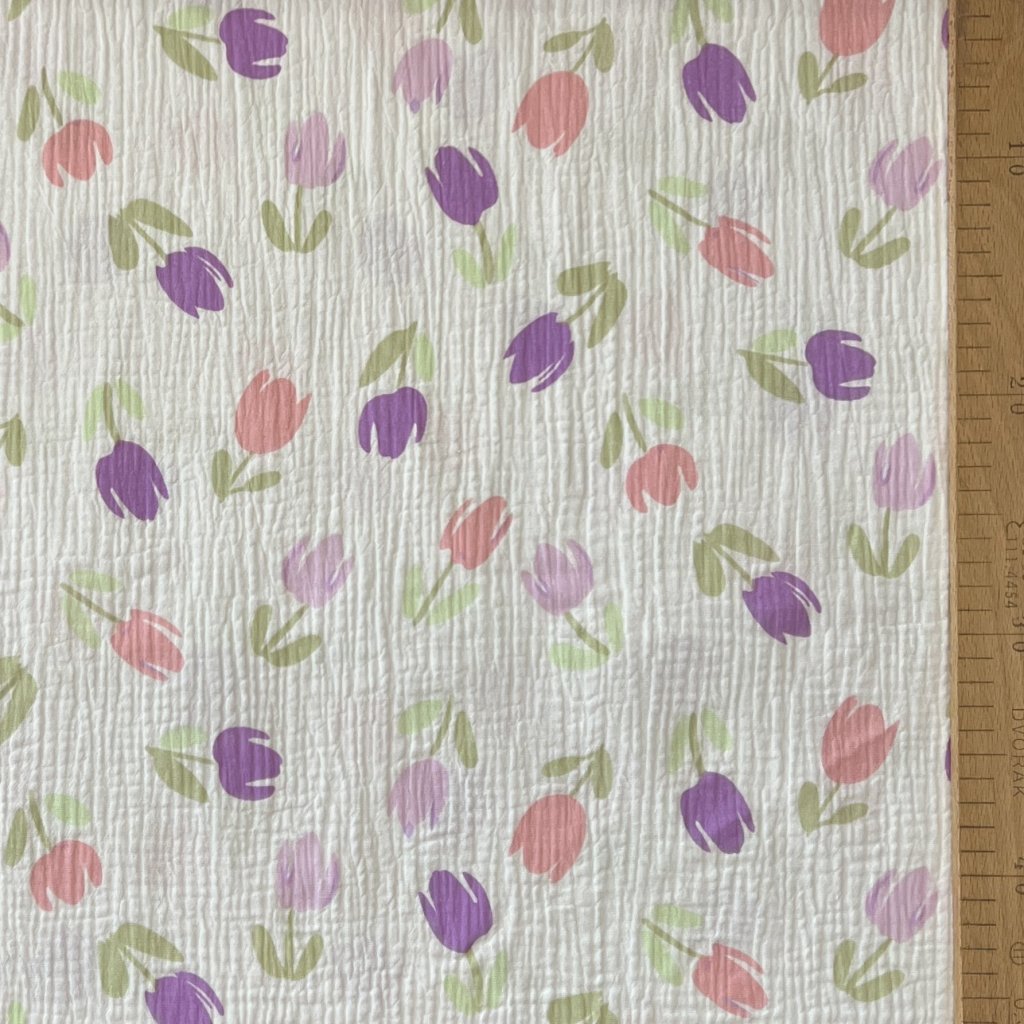 Barevné tulipány na bílé mušelín