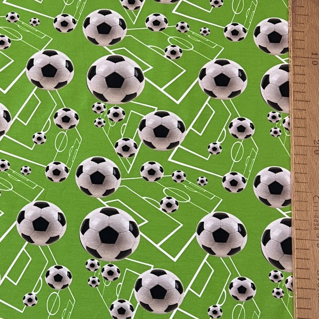 Fotbalové míče na zelené jersey