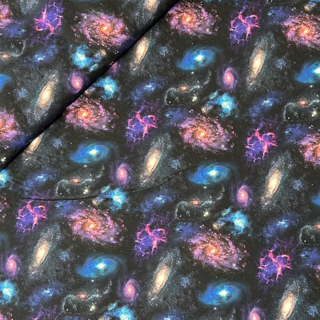 Galaxie na černé