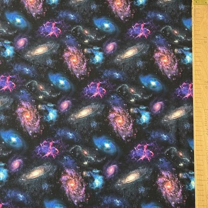 Galaxie na černé