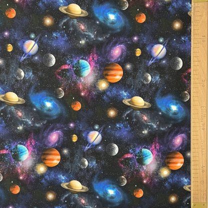 Planety a galaxie na černé