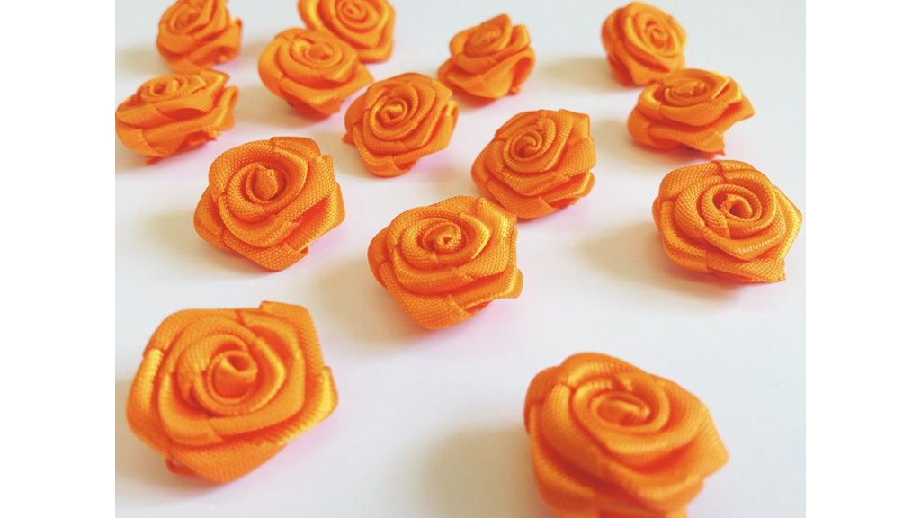 Saténové růžičky oranžové