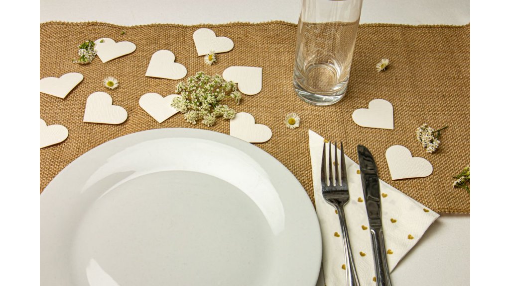 Svatební konfety na stůl - srdce - kůra cedru