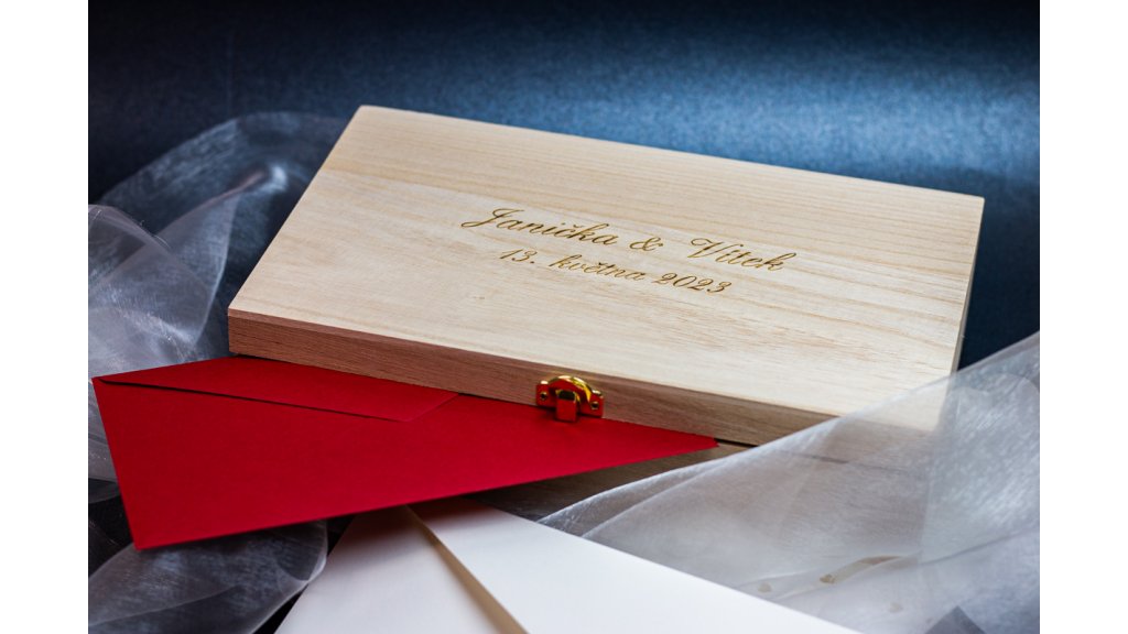 Velká dřevěná truhla na svatební přání s vlastním textem