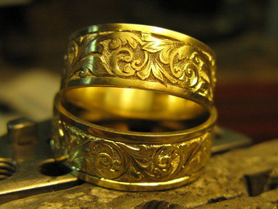 Zakázková výroba snubních prstenů ze zlata s ozdobnou rytinou