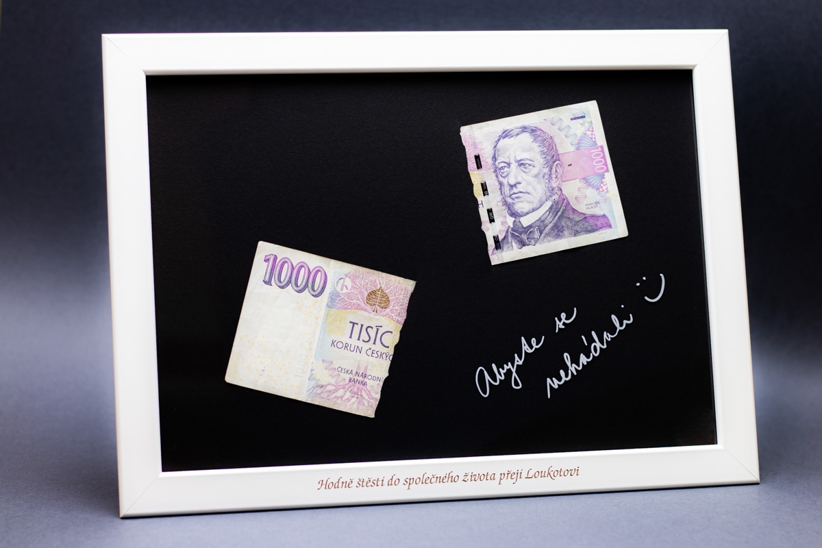 Jak darovat peníze - roztržená bankovka ve fotorámečku