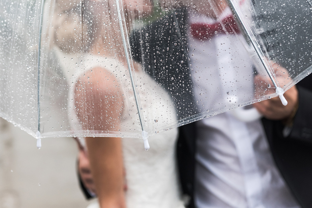novomanželé pod deštníkem