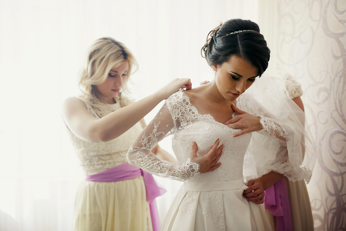 šněrování nevěsty do šatů
