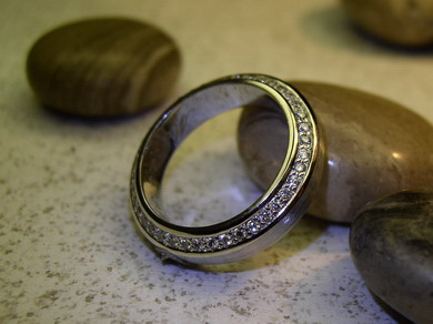 Zakázková výroba snubních prstenů z platiny s diamanty