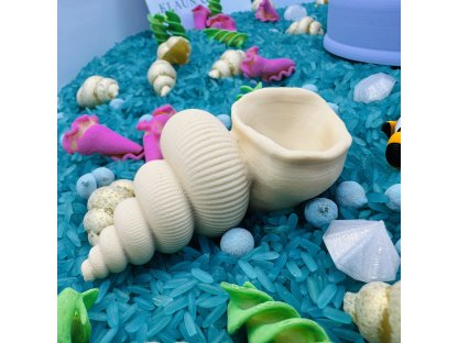Naběračka ve tvaru mušle pro sensory play 