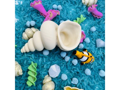 Naběračka ve tvaru mušle pro sensory play 