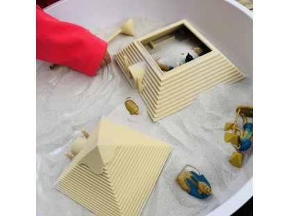 Pyramida s odklápěcí střechou