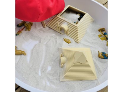 Pyramida s odklápěcí střechou