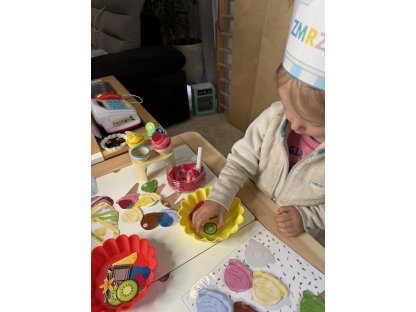 Stojánek na kornoutky – hračka pro smyslové hraní