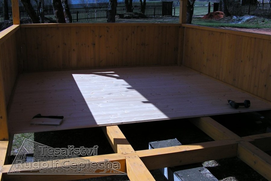 Realizace zakázkového zahradního altánu s dřevěnou podlahou, foto 5