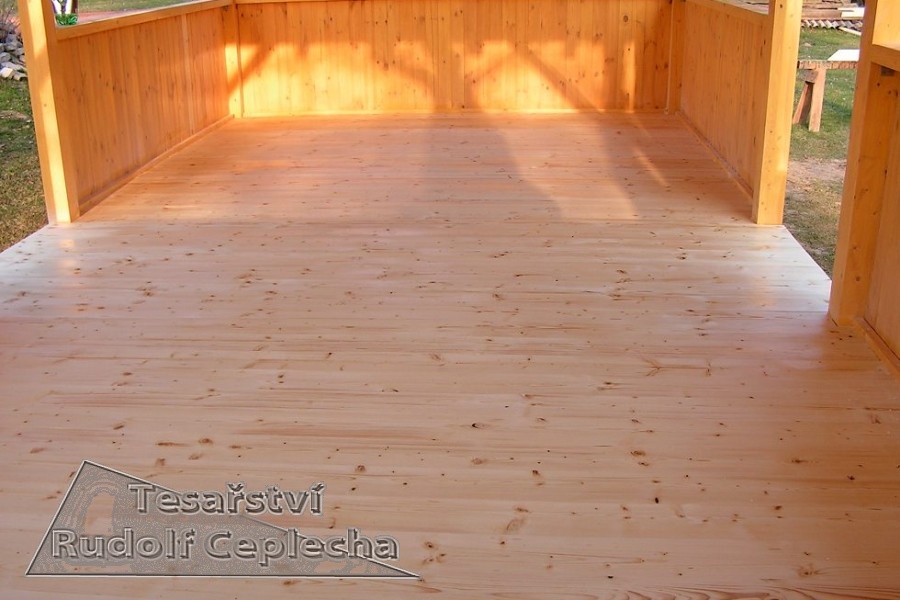 Realizace zakázkového zahradního altánu s dřevěnou podlahou, foto 6