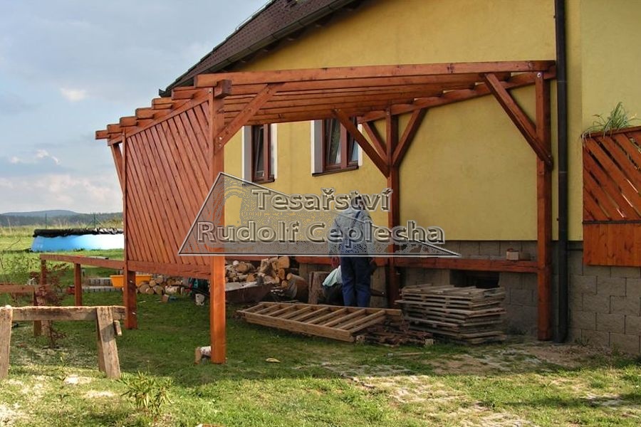 Realizace dřevěné pergoly u rodinného domu, Tlustice u Hořovic