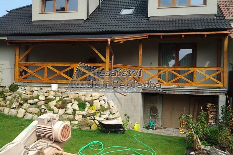 Realizace zakázkového terasového zastřešení s masivním selským zábradlím u rodinného domu, Plzeň Újezd, foto 1