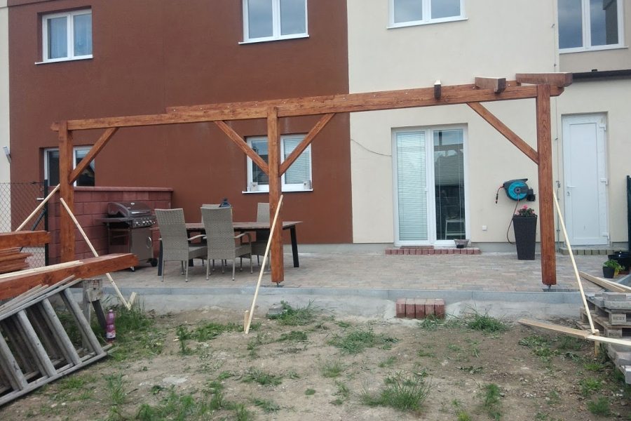 Realizace zakázkového terasového zastřešení u rodinného domu, Vochov u Plzně, foto 1