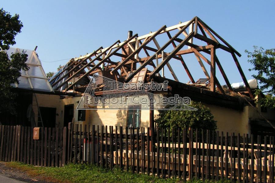 Oprava střešní konstrukce staré chalupy a oprava dřevěného šťítu, Nezdice na Šumavě, foto 1
