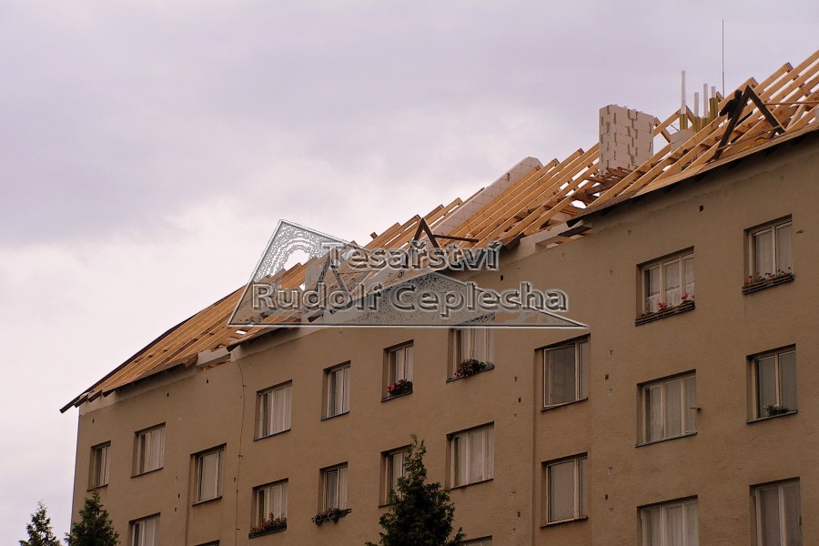 Realizace střešní konstrukce bytového domu, Štěnovice u Plzně, foto 3